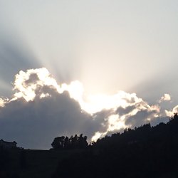 Sonnenstrahlen hinter den Wolken