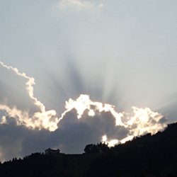 Sonne beleuchtet die Wolken von hinten