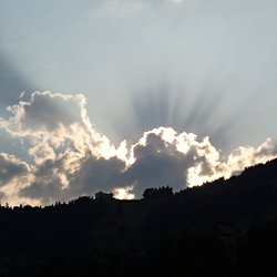 Sonnenuntergang hinter den Wolken