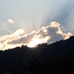 Sonne strahlt durch die Wolken