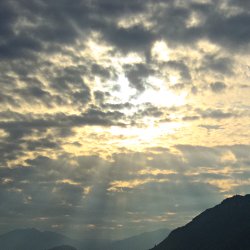 Abendsonne strahlt durch die Wolken