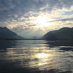 Sonnenuntergang spiegelt sich im See