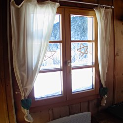 Fenster mit Blick auf verschneiten Wald