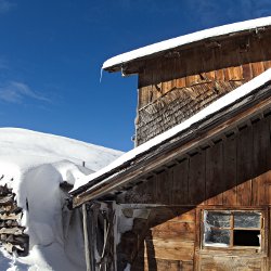 Zerbrochenes Fenster und Holzbeige