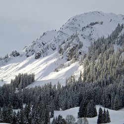 Sonnenschein auf schneebedecktem Berg