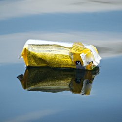 Bisquit-Verpackung im See